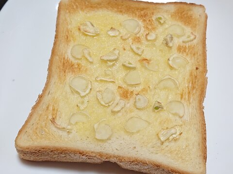 じゅわっと美味しいスライスニンニクトースト